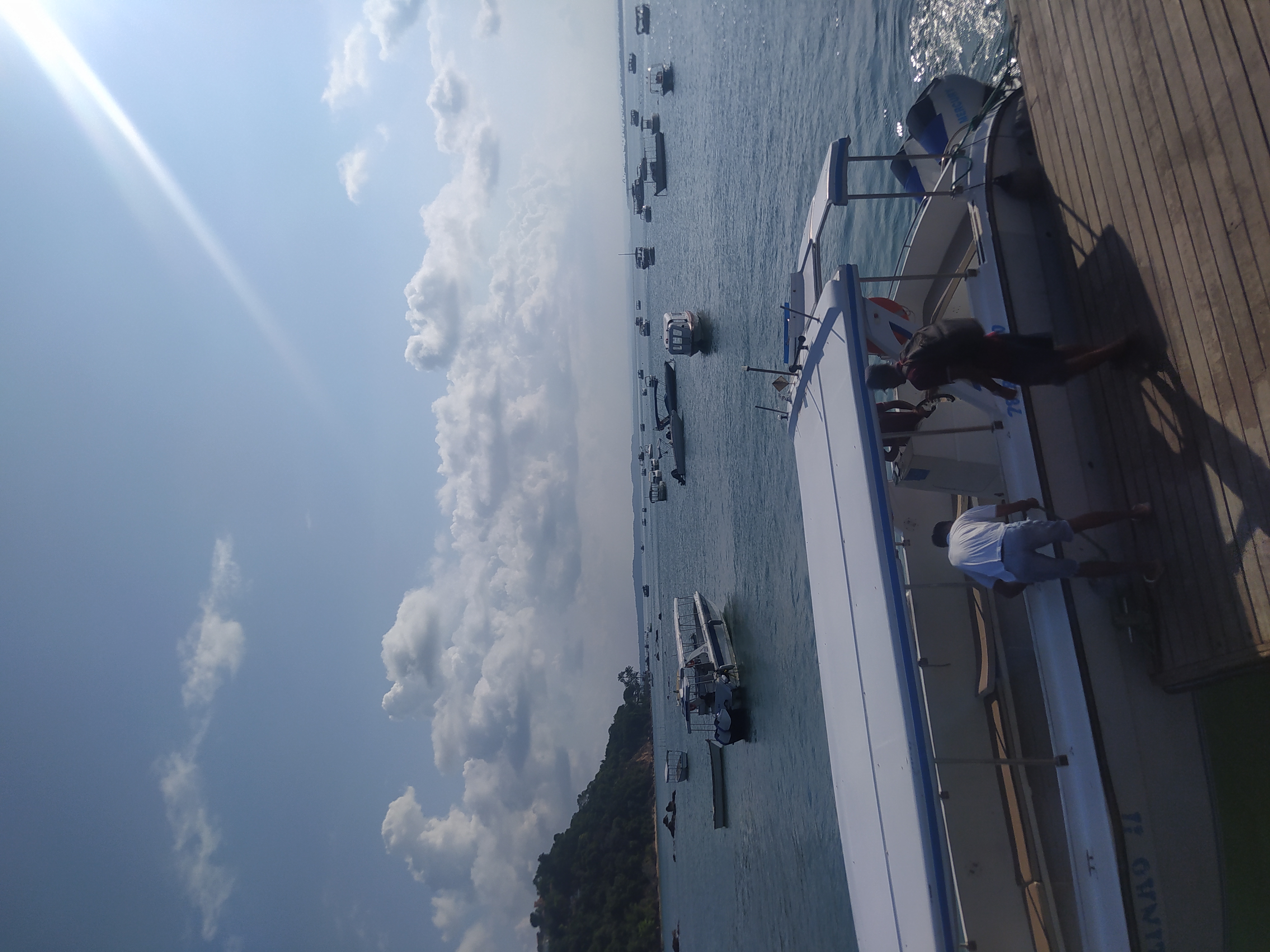 Barcos ancorados em mar calmo durante uma viagem